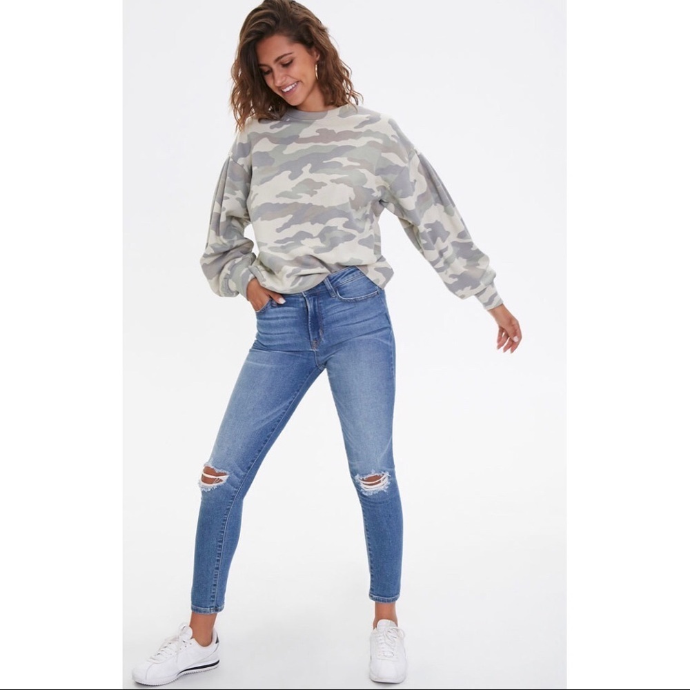 Forever21 Slightly cropped Green Camo Sweatshirt - Picture 2 of 4